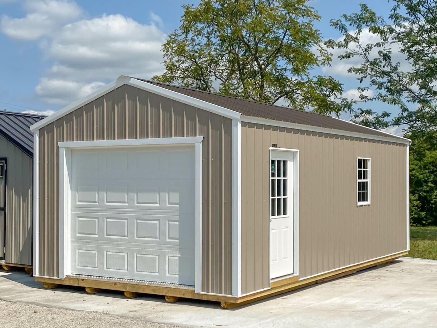 car garage built by Premier Barns in Missouri